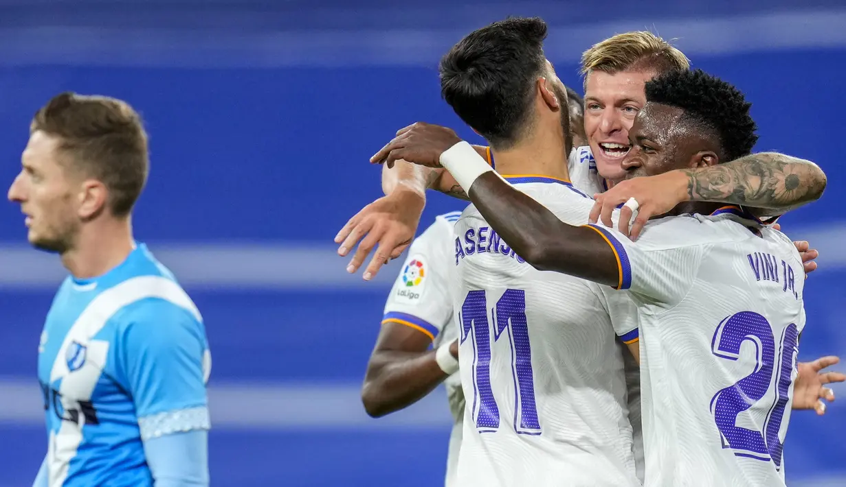 Gelandang Real Madrid Toni Kroos merayakan gol yang dicetaknya ke gawang Rayo Vallecano pada pekan ke-13 Liga Spanyol 2021/22 di Santiago Bernabeu, Minggu (7/11/2021) dini hari WIB. Real Madrid berhasil mengantongi tiga poin setelah menekuk Rayo Vallecano 2-1. (AP Photo/Manu Fernandez)