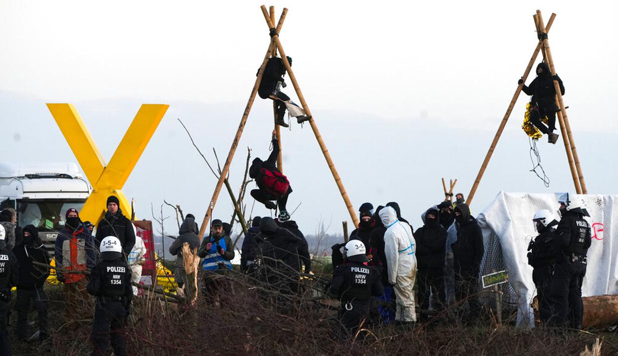 Aktivis iklim duduk dalam apa yang disebut tripos di Desa Luetzerath dekat Erkelenz, Jerman, 10 Januari 2023. Desa Luetzerath harus dihancurkan untuk memperluas tambang batu bara Garzweiler dekat perbatasan Belanda. (AP Photo/Michael Probst)