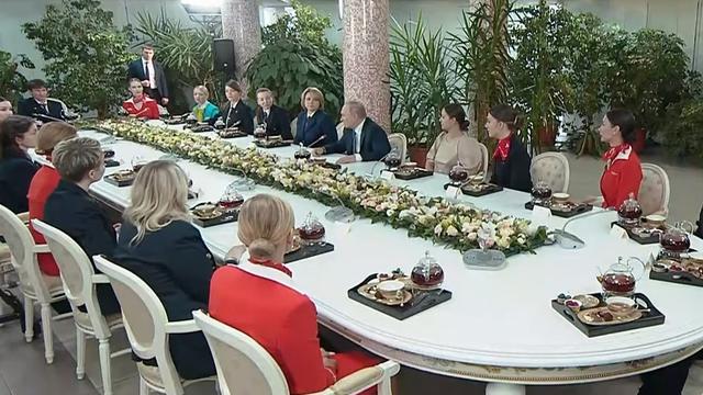 Presiden Rusia Vladimir Putin bertemu para pramugari dan pilot wanita untuk bahas dampak invasi Ukraina.