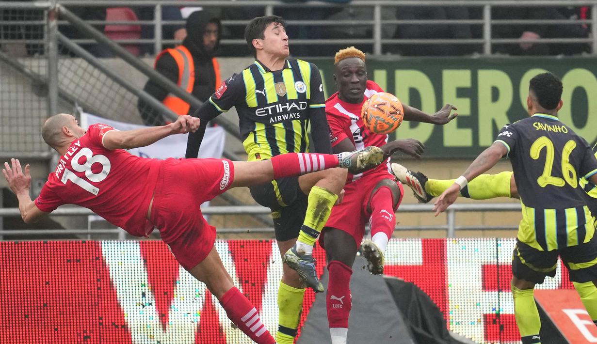 Berkat hasil ini, Man City berhak melaju ke putaran kelima alias babak 16 besar. Sementara itu, langkah Leyton Orient harus terhenti sampai di sini. (AP Photo/Kin Cheung)