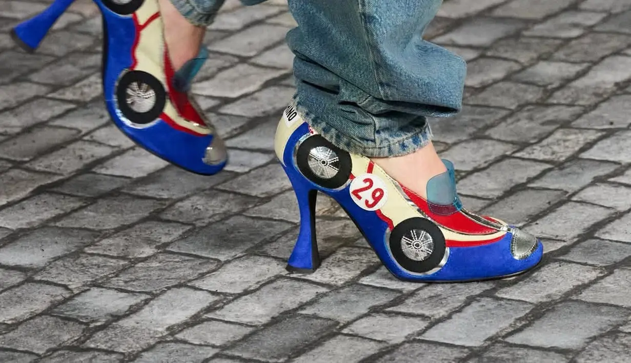 Heels dengan desain menyerupai mobil balap jadi aksesori yang playful dan statement [@moschino]