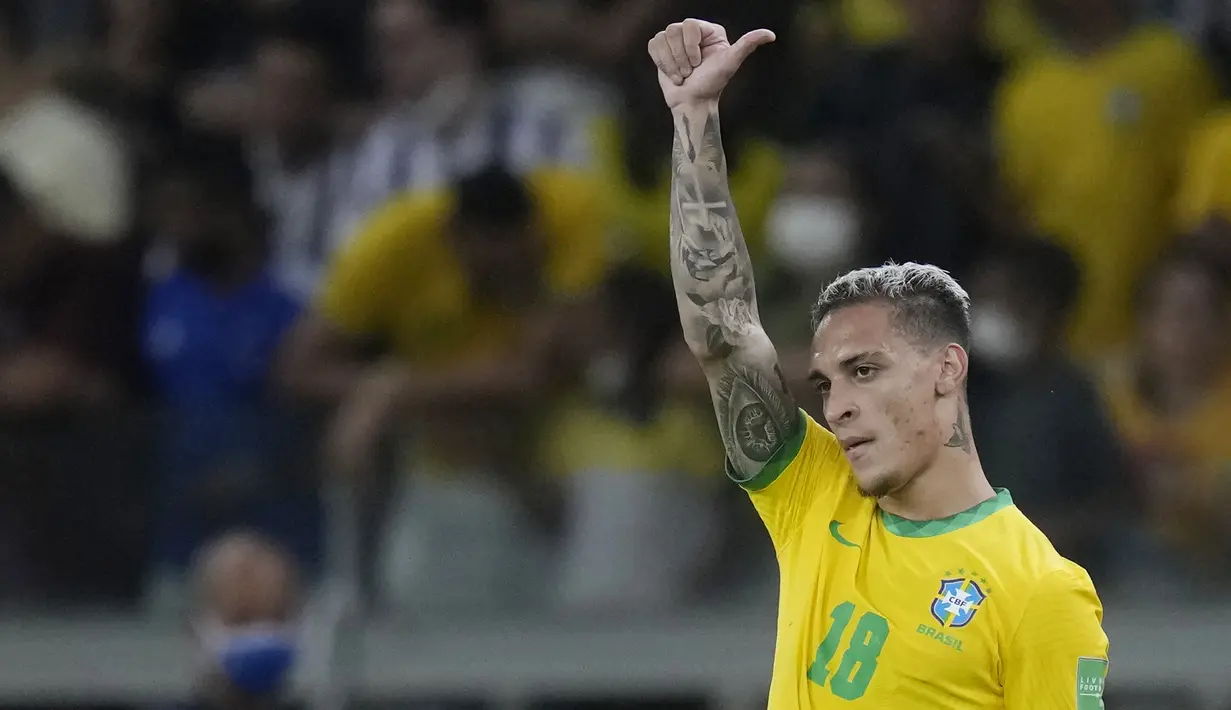 Pada menit ke-86 Brasil mencetak gol ketiga melauli Antony yang baru masuk di menit ke-61 menggantikan Vinicius Junior. Gol dicetak lewat tendangan melengkung kaki kiri dari dalam kotak penalti. (AP/Andre Penner)