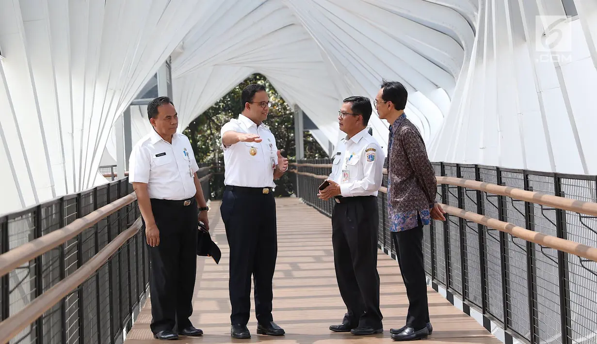 Gubernur DKI Jakarta Anies Baswedan (kedua kiri) saat meresmikan jembatan penyeberangan orang (JPO) di Jalan Jenderal Sudirman, Kamis (28/2). JPO yang diresmikan adalah JPO Gelora Bung Karno dan JPO Bundaran Senayan. (Liputan6.com/Immanuel Antonius)
