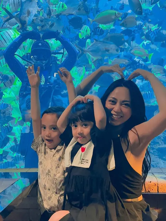 Rachel Vennya kembali tampil bertiga dengan dua buah hatinya. Rachel tampil dengan halter-neck top hitam, sedangkan abang dengan kemeja bermotif floral, dan si adik dengan dress hitam berkerah gemas. Foto: Instagram.