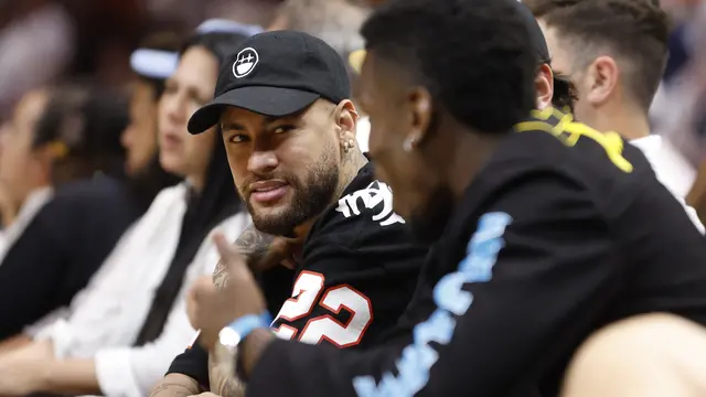 Gaya Keren Neymar Saat Nonton Final NBA 2023