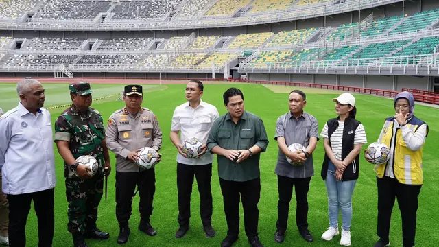 Menteri BUMN dan Ketua Panitia Penyelenggara FIFA U-20 World Cup 2023 (LOC) Erick Thohir mengunjungi Gelora Bung Tomo (GBT) Surabaya, Senin (13/3/2023). (Dian/Liputan6.com)