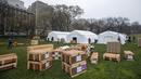 Pekerja Samaritan's Purse membangun rumah sakit lapangan darurat virus corona COVID-19 di Central Park, New York, Amerika Serikat, Minggu (29/3/2020). Rumah sakit lapangan darurat yang dibangun di seberang Rumah Sakit Mount Sinai ini dilengkapi dengan unit pernapasan. (AP Photo/Mary Altaffer)