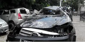 Sebuah Fortuner bernomor polisi B 201 RFD menabrak pengendara motor di Km 15 Jalan Daan Mogot, Jakarta Barat. Empat orang tewas dalam kecelakaan maut tersebut.