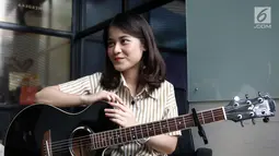 Penyanyi Ashira Zamita saat wawancara di kantor KLY, Gondagdia, Jakarta, Senin (1/10). Ashira telah mengeluarkan single terbaru "Ku Cinta Nanti" yang dirilis serentak bersamaan dengan video clip pada 14 September 2018. (Liputan6.com/Herman Zakharia)