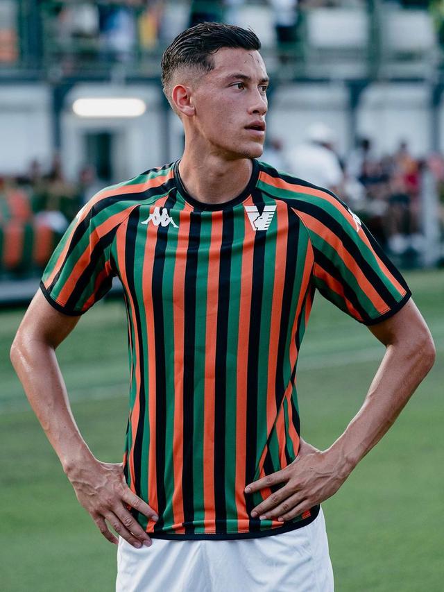 Timnas Indonesia akan menaturalisasi bek Venezia, Jay Idzes.