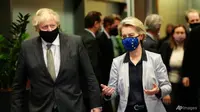 Presiden Komisi Eropa Ursula von der Leyen (kanan) berbicara dengan Perdana Menteri Inggris Boris Johnson sebelum pertemuan di kantor pusat Uni Eropa di Brussel, Rabu, 9 Desember 2020. (Foto: Olivier Hoslet, Pool via AP)
