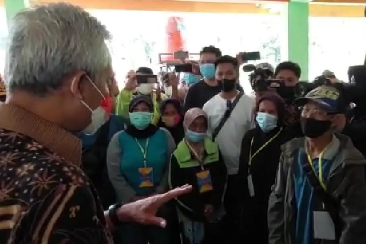 Gubernur Jawa Tengah Ganjar Pranowo saat berdialog secara langsung dengan warga Wadas