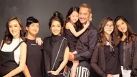 Tora Sudiro dan Mieke Amalia foto bersama dengan kelima anak mereka (Instagram/@t_orasudi_ro)