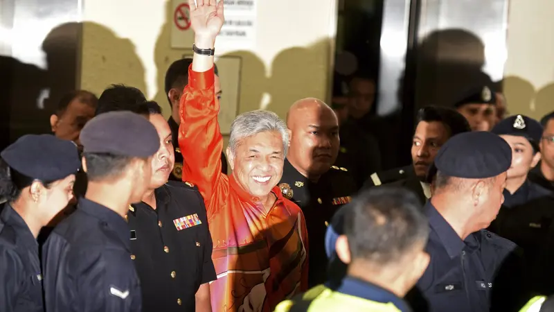 Mantan wakil perdana menteri Malaysia, Ahmad Zahid Hamid, dijatuhi lebih dari 40 tuduhan pidana terkait korupsi dan penyelewengan kekuasaan (AP/Yan G-Jun)