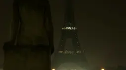 Pemandangan lampu Menara Eiffel yang dipadamkan di Paris, Senin (2/10). Turut berdukacita terhadap penembakan massal di Las Vegas, Amerika Serikat, lampu Menara Eiffel dimatikan sebagai penghormatan kepada para korban. (Zakaria ABDELKAFI / AFP)