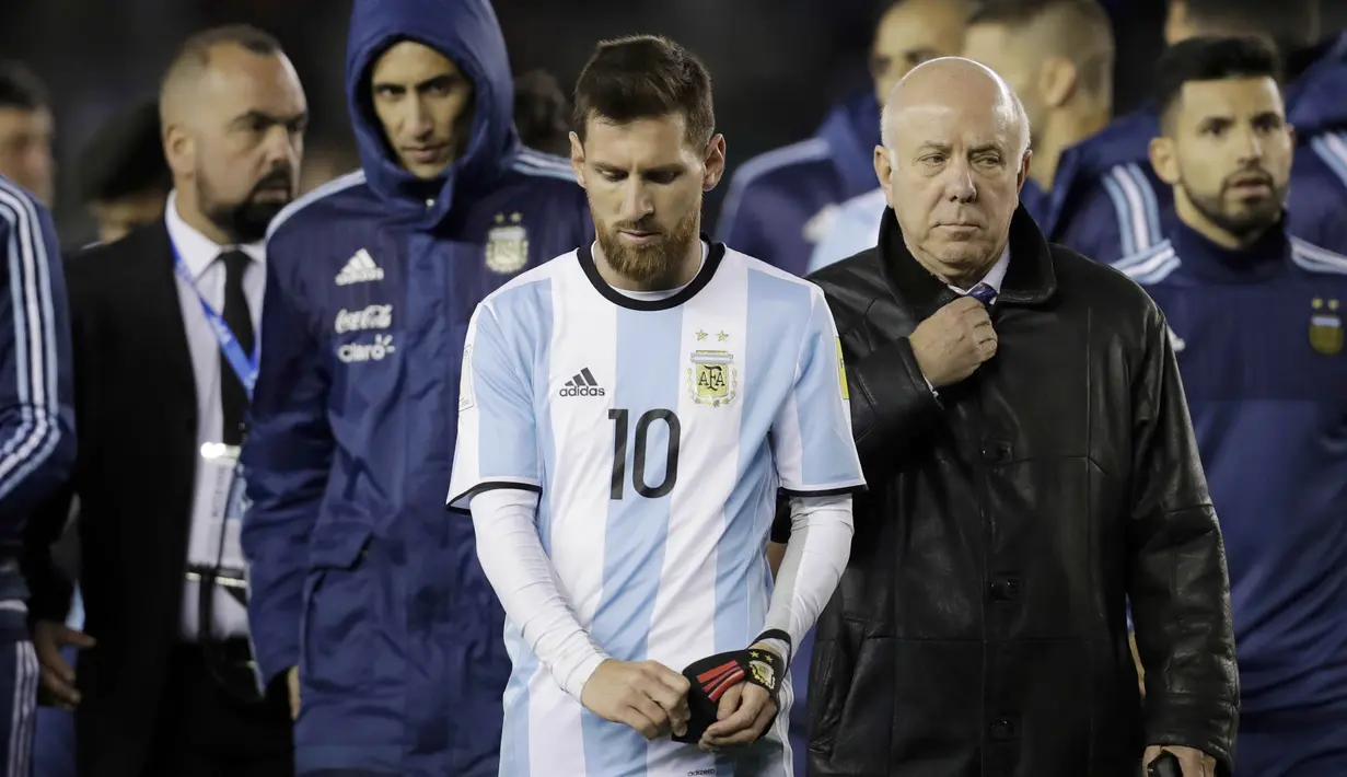 Kapten Argentina, Lionel Messi, tampak kecewa usai gagal mengalahkan Venezuela pada laga kualifikasi Piala Dunia 2018 di Stadion Monumental Antonio Vespucio Liberti, Rabu (6/9/2017). Argentina ditahan imbang 1-1 oleh Venezuela. (AP/Victor R. Caivano)