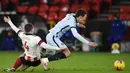 Bek Chelsea, Andreas Christensen (kanan) dijatuhkan gelandang Sheffield United, John Fleck dalam laga lanjutan Liga Inggris 2020/21 pekan ke-23 di Bramall Lane, Minggu (7/2/2021). Chelsea menang 2-1 atas Sheffield United. (AFP/Oli Scarff/Pool)