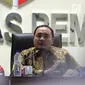 Anggota Bawaslu Mochammad Afifuddin (kanan) bersama Rahmat Bagja (kiri) beri keterangan temuan dugaan pelanggaran kampanye di Jakarta, Senin (12/3). Pelanggaran di antaranya penggunaan dana kampanye di luar rekening seharusnya. (Liputan6.com/JohanTallo)