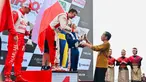 Presiden Joko Widodo atau Jokowi menyerahkan trofi juara kepada pemenang pada ajang balap perahu F1H2O/Powerboat di Pelabuhan Muliaraja Napitupulu Balige, Kabupaten Toba, Provinsi Sumatra Utara, Minggu (26/2/2023). Bartek Marszalek dari tim Stromoy Racing F1H2O, yang mengawali lomba dari posisi terdepan berhasil meraih juara pertama. (Foto: Laily Rachev - Biro Pers Sekretariat Presiden)