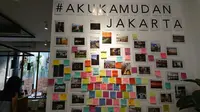 Anda yang sering berkeluh kesah tentang Jakarta diajak untuk berkontemplasi tentang sisi baik kota ini di dinding Rumah Sagaleh. (Liputan6.com/Dinny Mutiah)