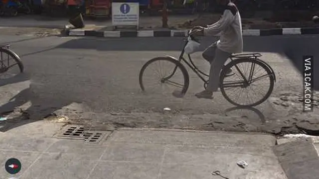 6 Foto Pengguna Jalan 'Ngebug' di Google Street View Ini Malah Bikin Bingung
