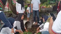 Proses pembuatan pupuk kompos di perumahan GGM Banyuwangi (Hermawan Arifianto/Liputan6.com)