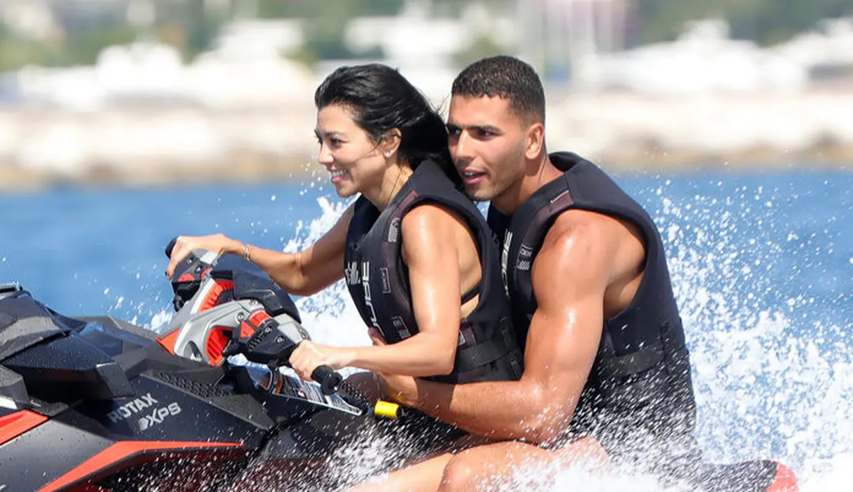 Nah ini kemesraan mereka saat bermain speed boat. (instyle.com)