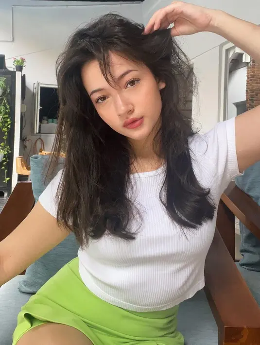 <p>Megan Domani pakai rok mini [Instagram/megandomani1410]</p>