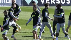 Penyerang Atletico Madrid Luis Suarez (tengah) menghadiri sesi latihan menjelang leg kedua babak 16 besar Liga Champions kontra Chelsea di Majadahonda, Senin (16/3/2021). Atletico Madrid akan bertandang ke markas Chelsea di Stamford Bridge pada Kamis (18/3/) dini hari WIB. (JAVIER SORIANO/AFP)
