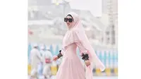 Gaya hijab syari dan bercadar Syahrini yang Dipuji Mirip Ratu Arab 