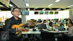 Panca Warna salah satu peserta Stand up comedi Torabika Capucino Cool Expresion ketika berlatih sambil menghibur redaksi liputan6 di kantor SCTV, Jakarta, (3/6). Jelang babak final, tiga finalis standup berlatih di kantor SCTV. (Liputan6.com/Yoppy renato)