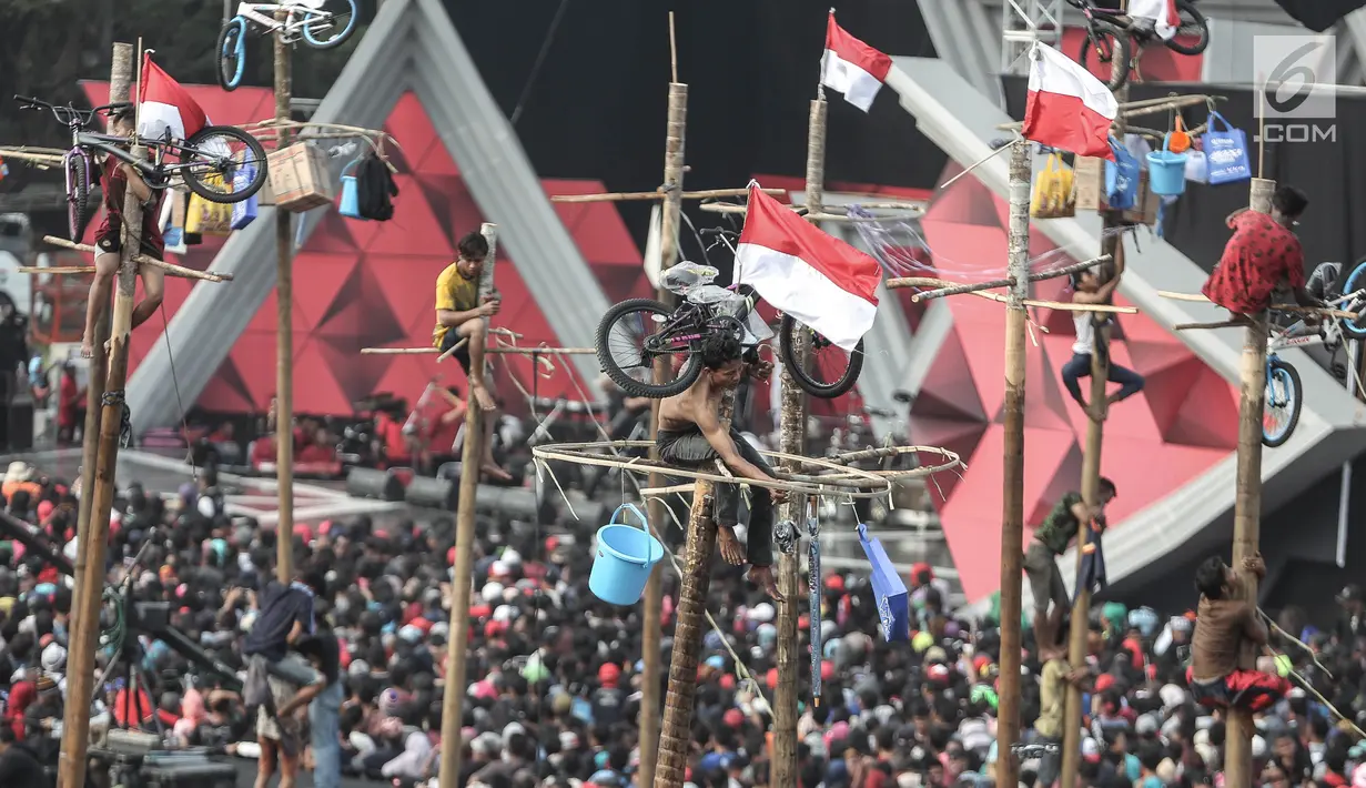 Sejumlah warga mengambil hadiah saat mengikuti lomba panjat pinang Kolosal dalam rangka merayakan HUT ke 72 RI di Pantai Karnaval Ancol, Jakarta, Kamis (17/8). (Liputan6.com/Faizal Fanani)