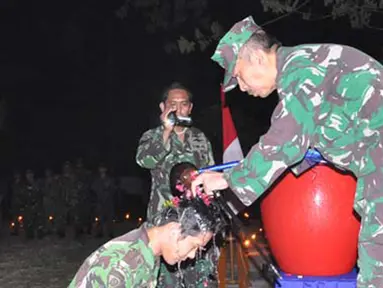 Citizen6, Surabaya: Danpusdik Intel Kolonel Laut (E) Jalasena Satriyawirya, pada acara malam pengantar tugas 41 siswa Intelijen Maritim TNI AL, di Gedung Wira Winasis Indra Waskitha, Pusdikintel, Ujung, Surabaya, Rabu (1/8). (Pengirim: Penkobangdikal).