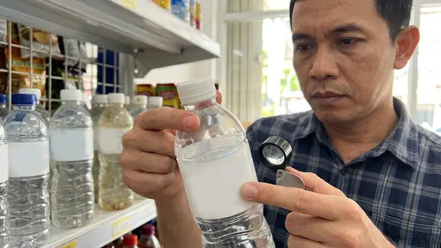 Ciri Air Kemasan Palsu yang Wajib Dicek Sebelum Beli/AI Generated