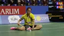 Pebulutangkis Jaya Raya, Ruselli Hartawan, terjatuh saat berlaga pada Kejurnas PBSI 2018 di Britama Arena, Jakarta, Jumat (21/12). Laga final akan mempertemukan Jaya Raya Jakarta melawan Mutiara Cardinal Bandung. (Bola.com/M Iqbal Ichsan)