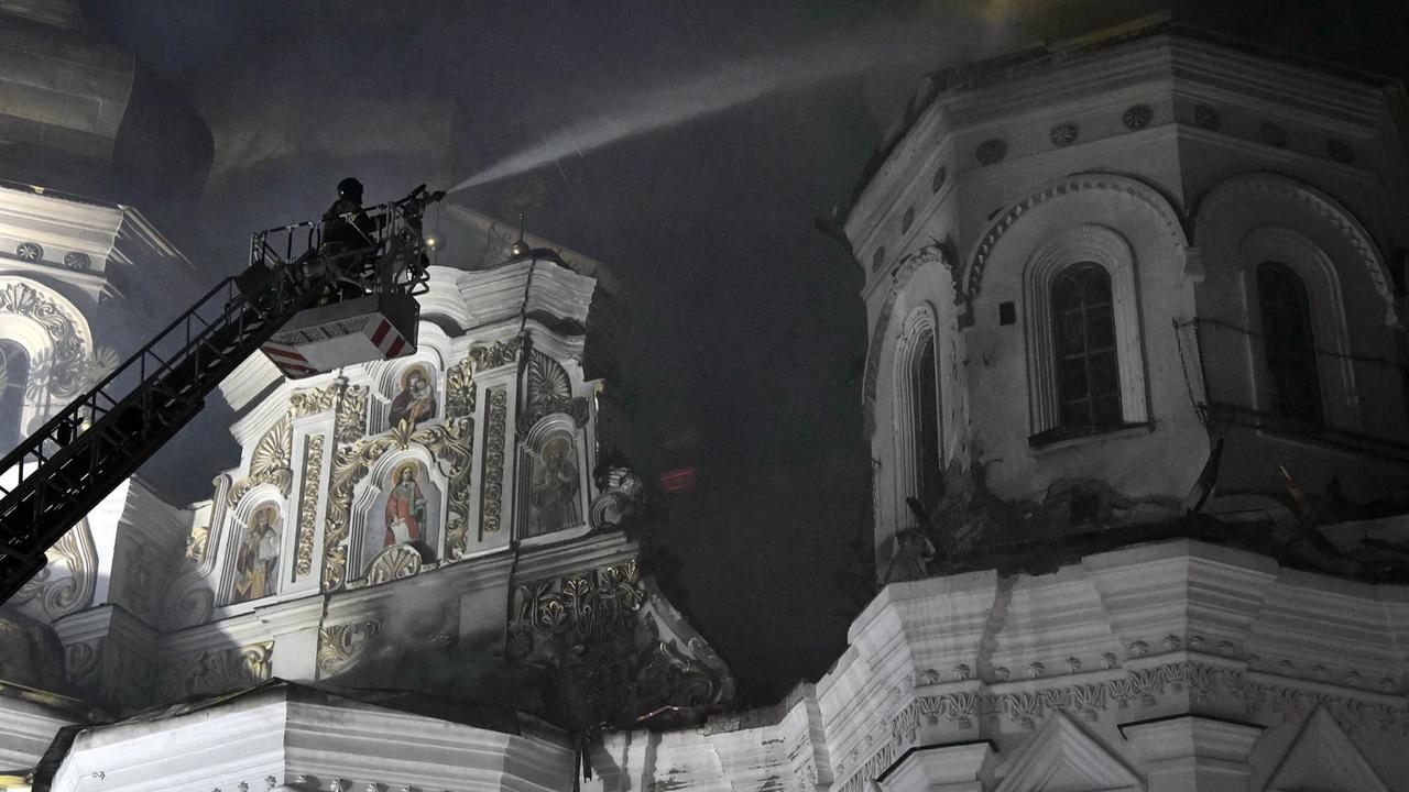 FOTO: Rudal Rusia Hantam Katedral Bersejarah di Kyiv Puluhan Warga Terluka