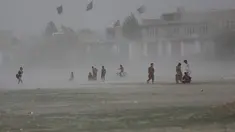 Anak laki-laki Afghanistan bermain saat badai pasir di pinggiran Kabul, Afghanistan (25/8/2020). Sebuah badai pasir hebat melanda Kabul. Badai menyebabkan jarak pandang jadi berkurang. (AP Photo / Rahmat Gul)