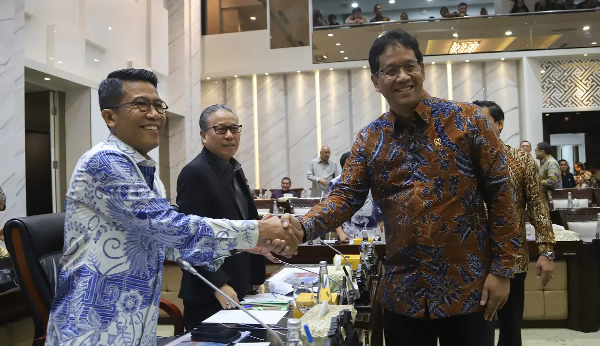 Menteri Keuangan Purbaya Yudhi Sadewa (kanan) berjabat tangan dengan Ketua Komisi XI DPR RI Mukhamad Misbakhun (kiri) sebelum mengikuti rapat kerja di Kompleks Parlemen, Senayan, Jakarta, Rabu (10/9/2025). (merdeka.com/Arie Basuki)