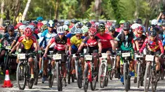 Pebalap sepeda beradu kecepatan pada kejuaraan Mountain Bike Cross Country Marathon (MTB XCM) di Kawasan Tanjung Lesung, Pandeglang, Banten, Sabtu (29/9). Ajang ini menjadi bagian dari Festival Pesona Tanjung Lesung 2018. (Liputan6.com/HO/Nick)