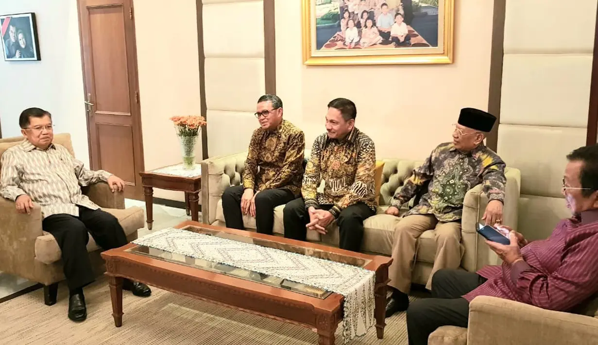 Mantan Wakil Presiden Jusuf Kalla atau JK (kiri) berbincang dengan sejumlah tokoh Sulawesi Selatan saat tiba di kampung halamannya, Makassar, Sulawesi Selatan, Sabtu (26/10/2019). Sejumlah tokoh Sulawesi Selatan tampak hadir dalam jamuan makan pagi di kediaman JK. (Liputan6.com/HO/Tim JK)