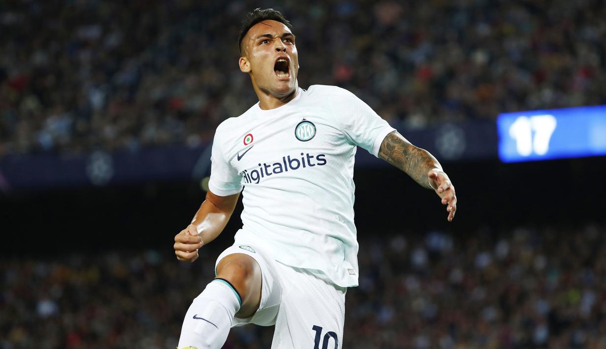 Sementara tiga gol Inter Milan disumbangkan oleh Nicolo Barella, Lautaro Martinez, dan Robin Gosens. (AP/Joan Monfort)
