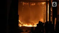 Petugas pemadam kebakaran berusaha memadamkan api yang membakar bagian gedung di Kompleks Kejaksaan Agung Republik Indonesia, Sabtu (22/8/2020). Upaya mempercepat pemadaman kebakaran dilakukan dengan menambah unit pemadam dari sebelumnya 5 menjadi 17 unit pemadam. (Liputan6.com/Herman Zakharia)