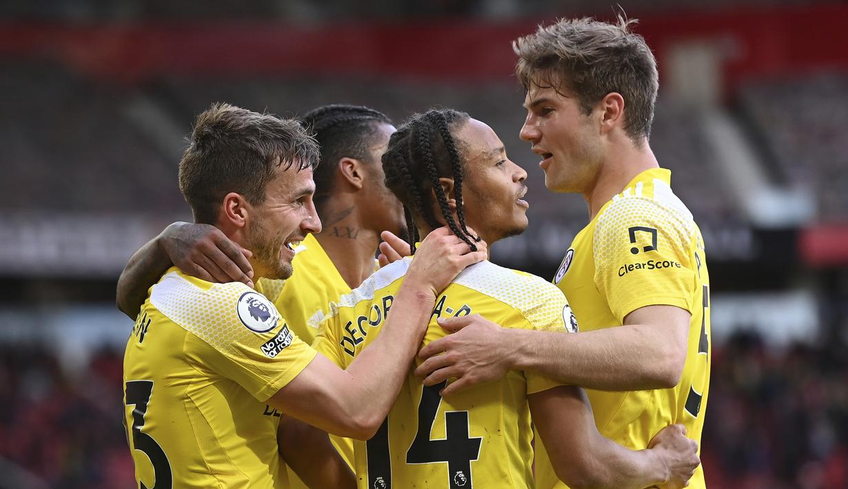 Para pemain Fulham merayakan gol penyeimbang 1-1 ke gawang Manchester United yang dicetak bek Joe Bryan (kiri) dalam laga lanjutan Liga Inggris 2020/2021 pekan ke-37 di Old Trafford Stadium, Rabu (18/5/2021). Fulham bermain imbang 1-1 dengan Manchester United. (AP/Laurence Griffiths/Pool)