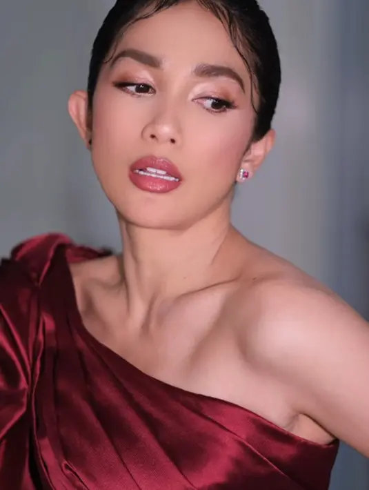 Ussy menyempurnakan penampiannya dengan gaya rambut kepang satu dan riasan wajah yang flawless dengan pulasan lipstik merah. [Foto: Instagram/ussypratama]