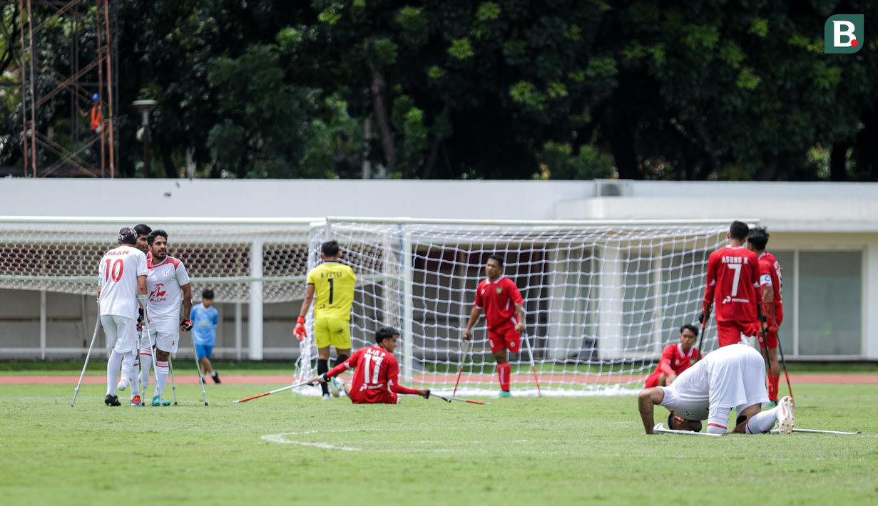 Ekspresi kecewa pemain Timnas Amputasi Indonesia setelah kebobolan dari Iran dalam laga Grup A Kualifikasi Piala Dunia Amputasi 2026 di Stadion Madya, Senayan, Jakarta, Kamis (13/11/2025). (Bola.com/Bagaskara Lazuardi)