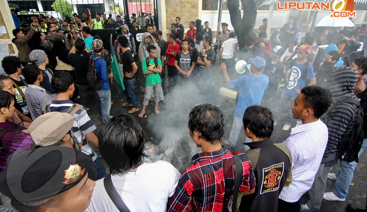 Massa juga terlihat mencoba mendorong pagar KPU, Selasa (22/4/14). (Liputan6.com/Faizal Fanani)