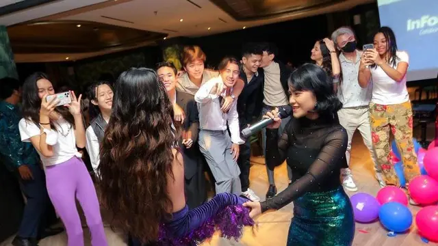 7 Potret Tampilan Serba Ungu Naura Ayu Rayakan Sweet Seventeen, Vibesnya Disebut Mirip Olivia Rodrigo