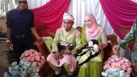 Pengantin Bersanding dengan 2 Dua Kambing di Resepsi Pernikahan