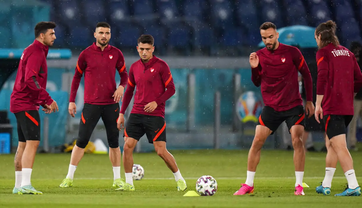Para pemain Turki memainkan bola selama sesi latihan jelang melawan Italia pada pertandingan sepak bola grup A Euro 2020 di Olympic Stadium, Roma, Italia, Kamis (10/6/2021). Turki akan melawan Italia pada 11 Juni 2021 waktu setempat. (AP Photo/Alessandra Tarantino)