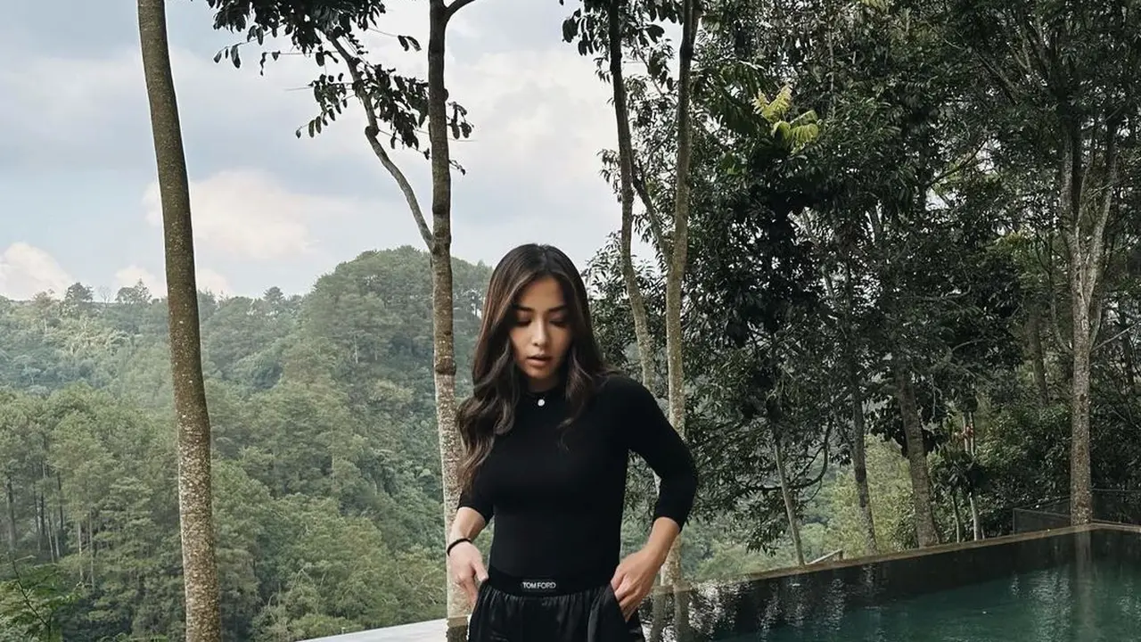 Nikita Willy Pamer Body Ramping dengan Outfit Simple, Tak Terlihat Seperti Ibu Anak Satu